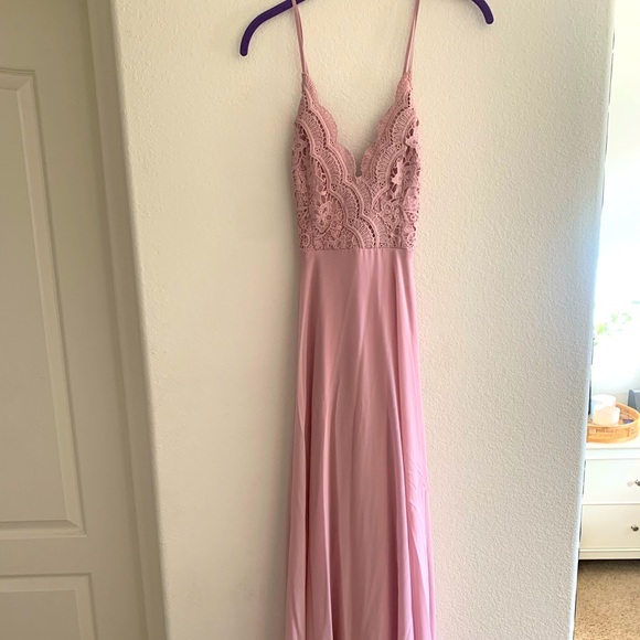 Lulus wedding guest dress! Wore it as a bridesmaid - very flattering fit - Picture 1 of 5